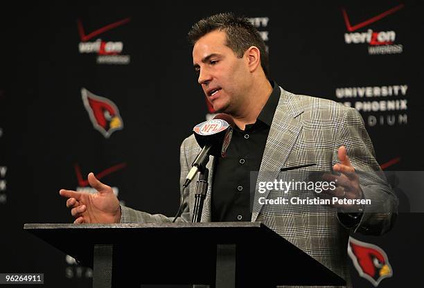 Quarterback Kurt Warner of the Arizona Cardinals announces his retirement from football during a press conference at the team's training center...