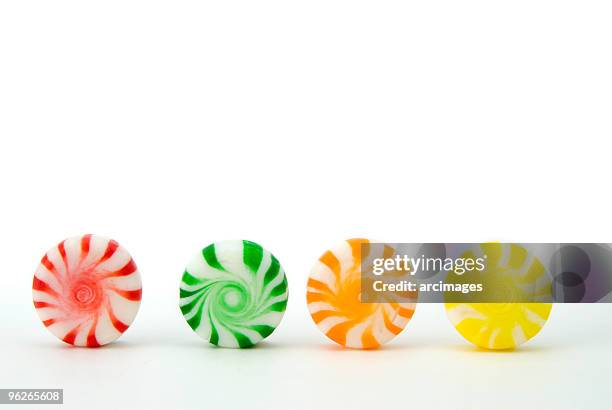 peppermint candy in a row - harde snoep stockfoto's en -beelden