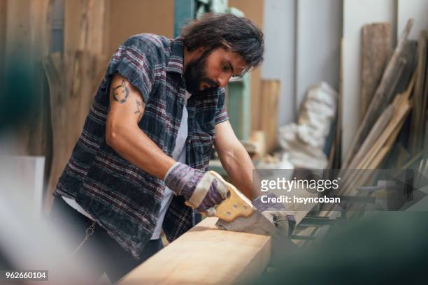 tischler schneiden holzbohle - sawing stock-fotos und bilder