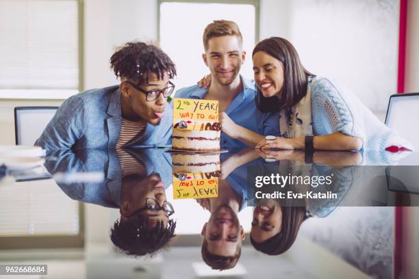 business team viert hun tweede jaar - jubileum werk stockfoto's en -beelden