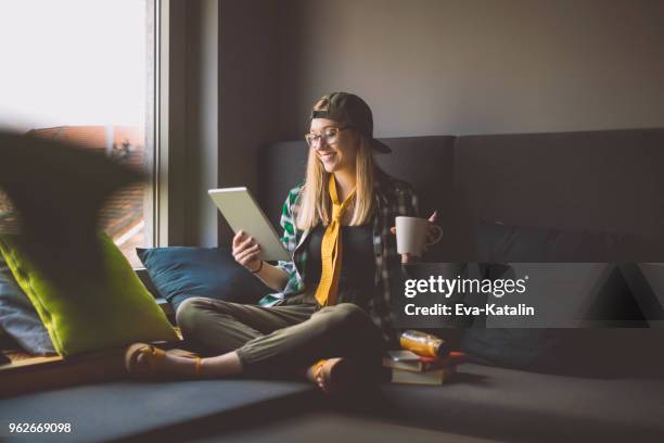 zakenvrouw nemen van een pauze - girl and coffee stockfoto's en -beelden