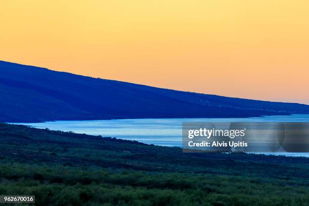 dawn view along south kona coast to start of mauna loa. - kona coast stockfoto's en -beelden