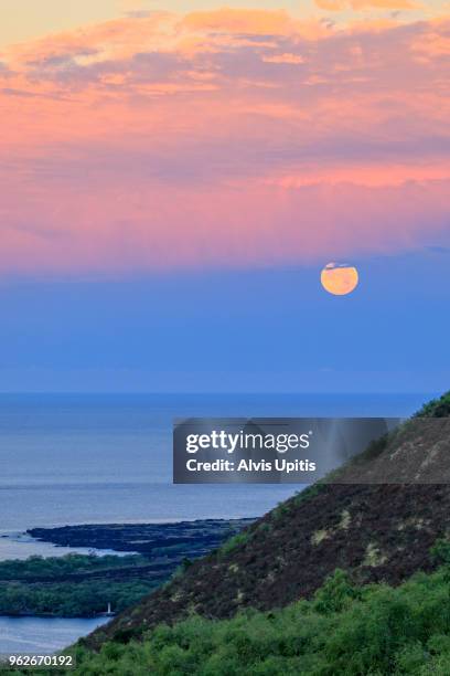 blood moon set over kealakekua bay hawaii - kona coast stock pictures, royalty-free photos & images