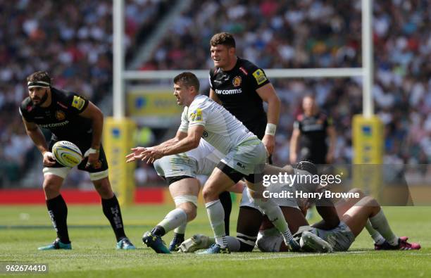 Richard Wigglesworth of Saracens offloads the ball during the Aviva Premiership Final between Saracens and Exeter Chiefs at Twickenham Stadium on May...