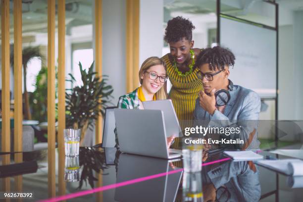 équipe d'affaires travaillant ensemble  - agilité photos et images de collection