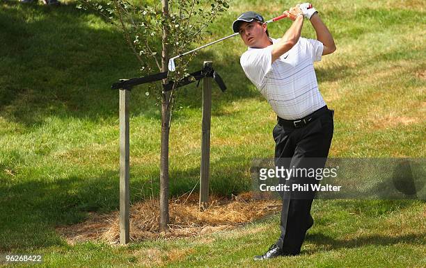 Kevin Kisner of the USA plays a shot on the 1st hole during day three of the New Zealand Open at The Hills Golf Club on January 30, 2010 in...