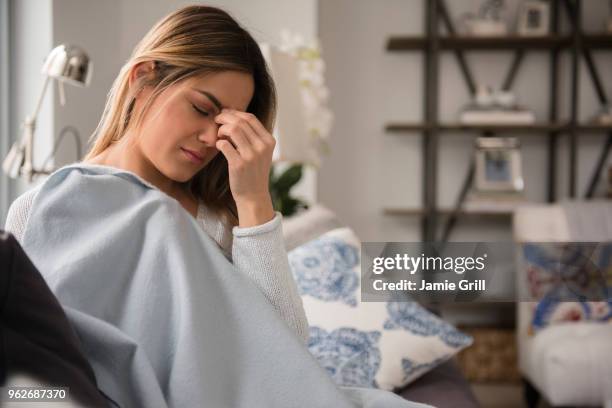 young woman with headache - hoofdpijn vrouw stockfoto's en -beelden