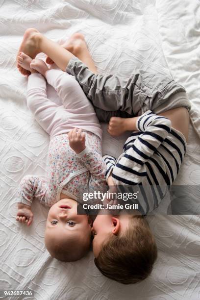 boy lying beside little sister (18-23 months, 4-5) - 18 23 meses fotografías e imágenes de stock