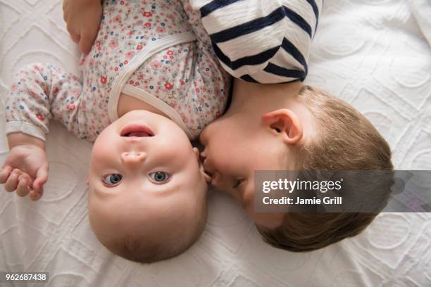 brother kissing little sister (18-23 months, 4-5) with love - 18 23 meses fotografías e imágenes de stock