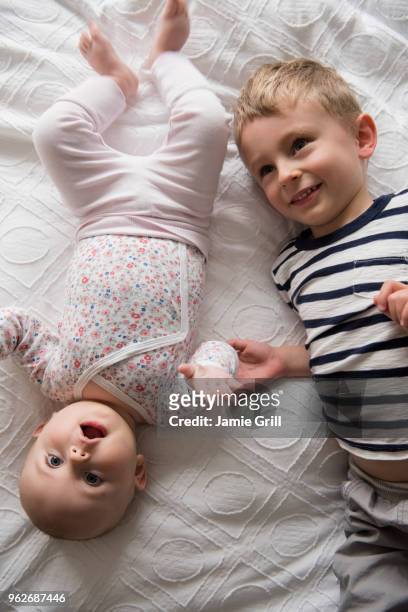 boy lying beside little sister (18-23 months, 4-5) - 18 23 meses fotografías e imágenes de stock
