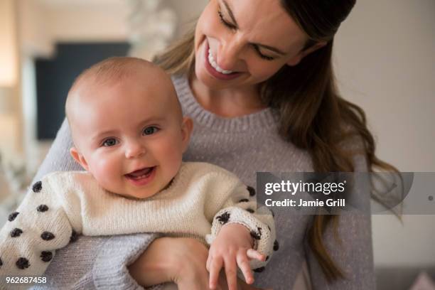 mother holding baby (18-23 months) - 18 23 meses fotografías e imágenes de stock