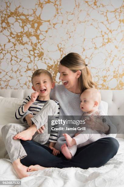 portrait of happy mother of two children (18-23 months, 4-5) - 18 23 meses fotografías e imágenes de stock