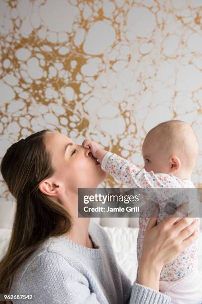 mother playing with baby (18-23 months) - 18 23 meses fotografías e imágenes de stock