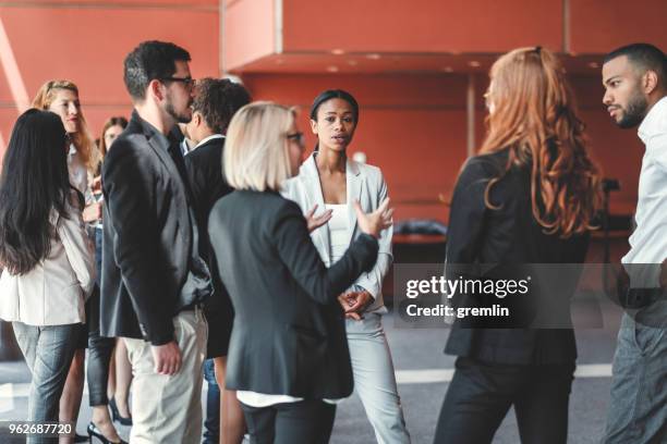 konferenzraum mit geschäftsleuten auf kaffeepause - kontakt knüpfen stock-fotos und bilder