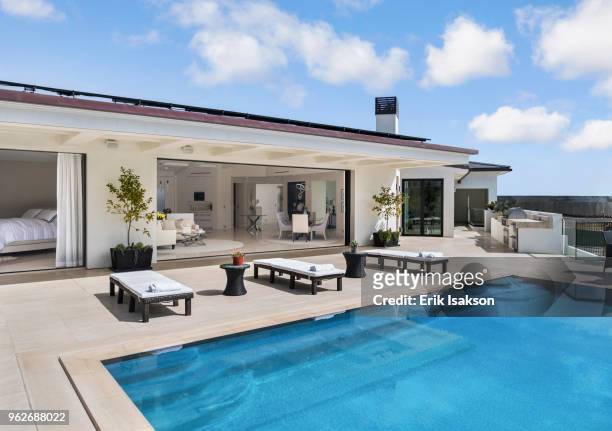 house with swimming pool - newport beach california stockfoto's en -beelden