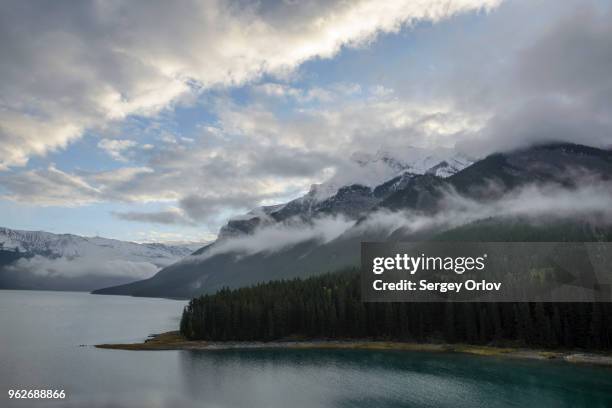 canada, alberta, banff, clouds over mountains - see lake minnewanka stock-fotos und bilder