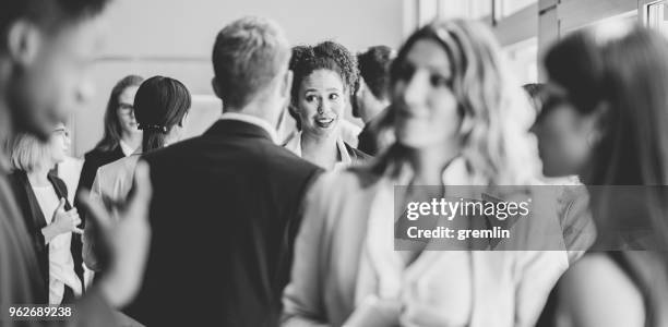 mensen uit het bedrijfsleven staan in het kantoor - black-and-white stockfoto's en -beelden