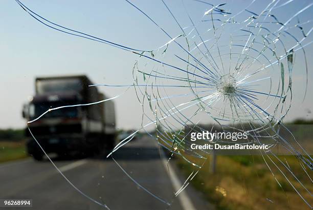broken windshield - broken stockfoto's en -beelden