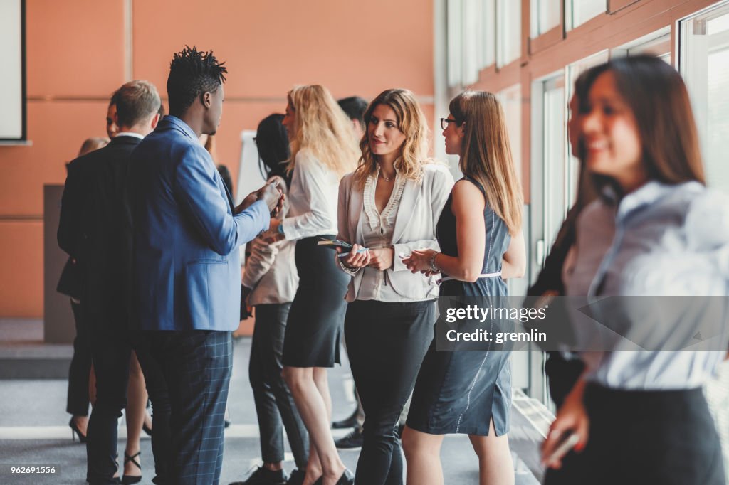 Gente de negocios de pie en la sala de conferencias