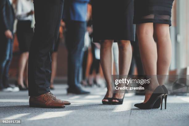 gente de negocios de pie en la oficina, coffe break - skirt fotografías e imágenes de stock