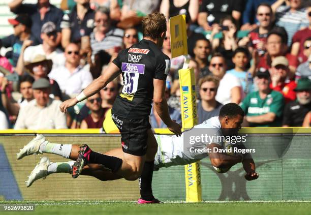 Nathan Earle of Saracens scores his side's fourth try during the Aviva Premiership Final between Saracens and Exeter Chiefs at Twickenham Stadium on...