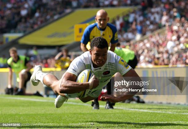 Nathan Earle of Saracens scores his side's fourth try during the Aviva Premiership Final between Saracens and Exeter Chiefs at Twickenham Stadium on...