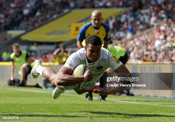 Nathan Earle of Saracens scores his side's fourth try during the Aviva Premiership Final between Saracens and Exeter Chiefs at Twickenham Stadium on...