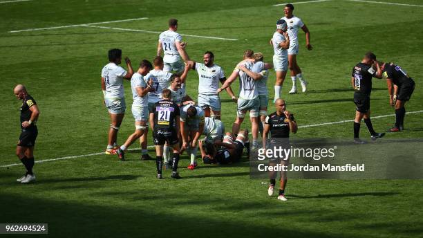 Saracens players celebrate on the final whistle during the Aviva Premiership Final between Saracens and Exeter Chiefs at Twickenham Stadium on May...