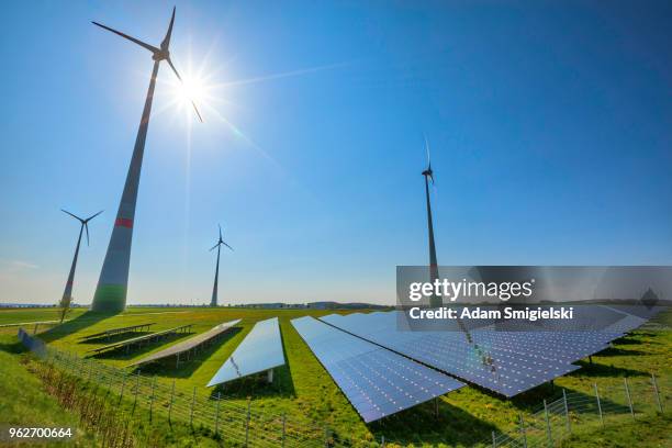 hernieuwbare energie: wind turbines en moderne zonnepanelen (hdri) - zonnecellen stockfoto's en -beelden