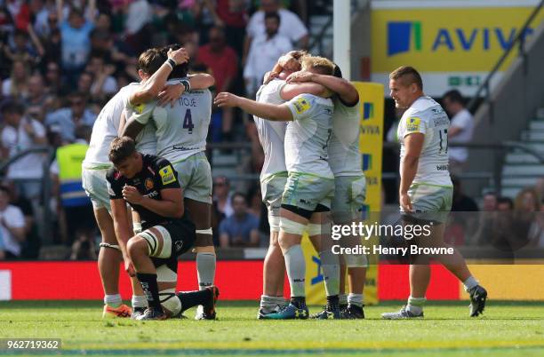 Saracens players celebrate on the final whistle during the Aviva Premiership Final between Exeter Chiefs and Saracens at Twickenham Stadium on May...