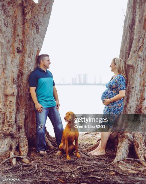 culture en famille - femme entre deux hommes photos et images de collection