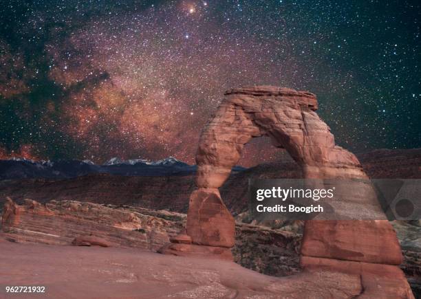 delicate arch met melkweg arches nationaal park utah nacht - arches-national-park stockfoto's en -beelden