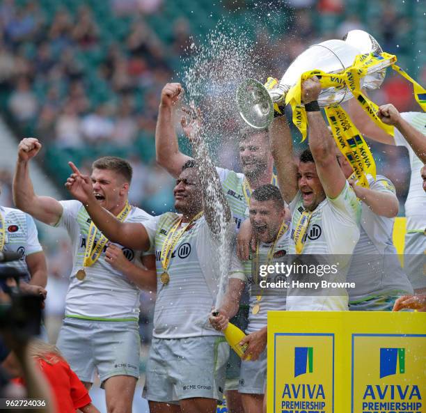 Brad Barritt of Saracens lifts up the trophy after the Aviva Premiership Final between Exeter Chiefs and Saracens at Twickenham Stadium on May 26,...