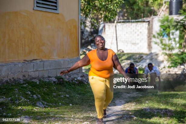 jamaikanische frau mit einem guten körper-bild - jamaican culture stock-fotos und bilder