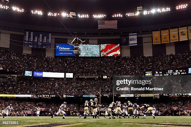 General view of Drew Brees of the New Orleans Saints handing the ball off to Reggie Bush against the Minnesota Vikings during the NFC Championship...