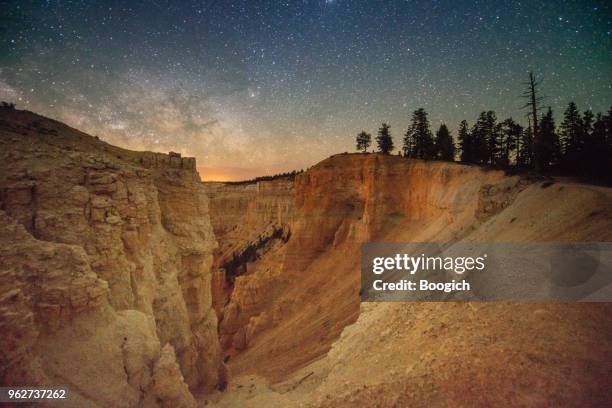 paysage de bryce canyon pendant la nuit avec un ciel de la voie lactée - bryce canyon photos et images de collection