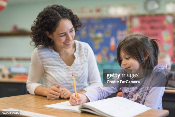 klas van de basisschool - taal stockfoto's en -beelden
