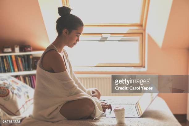 teenager girl using laptop at home - ot coruña fotografías e imágenes de stock
