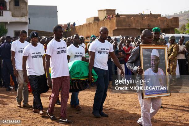Pall bearers carry the body of a griot singer Kasse Mady Diabate during his funeral on May 26, 2018 in Bamako. Kasse Mady Diabate died on May 24,...