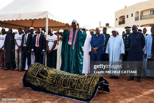 An Imam leads the funeral ceremony for griot singer Kasse Mady Diabate on May 26, 2018 in Bamako. - Kasse Mady Diabate died on May 24, 2018 at the...