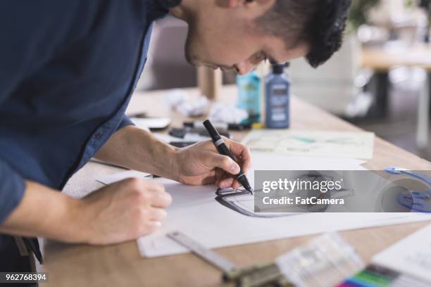 diseñador gráfico trabajando en el espacio de estudio - ilustrador fotografías e imágenes de stock
