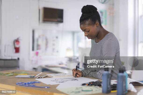 grafisch ontwerper werken in moderne studio ruimte - industriële vormgever stockfoto's en -beelden