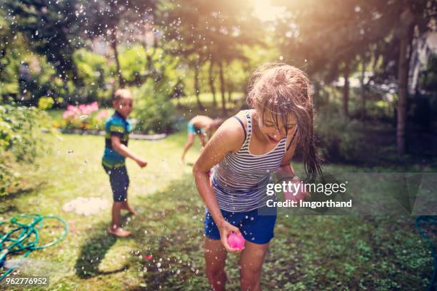 kinderen met water ballon gevecht - balloon kid stockfoto's en -beelden