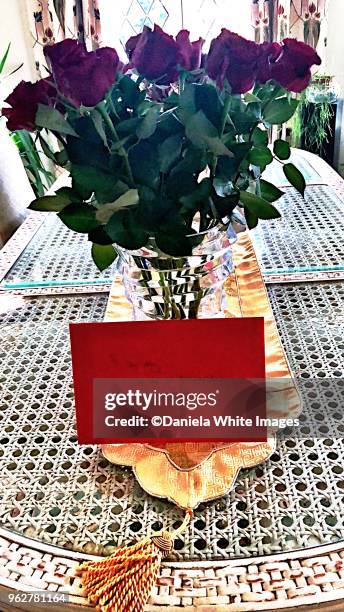 a dozen of red roses in a glass vase - dozen roses - fotografias e filmes do acervo