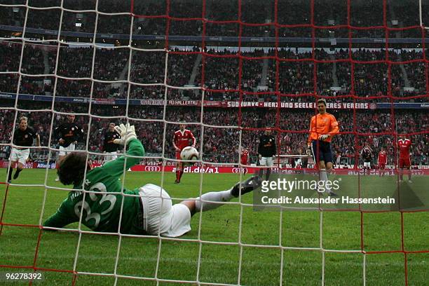 Heinz Mueller, keeper of Mainz safes a penalty shot by Hans-Joerg Butt of Muenchen during the Bundesliga match between FC Bayern Muenchen and FSV...