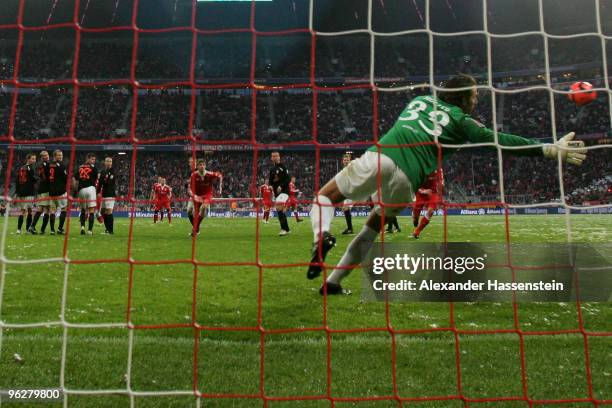 Arjen Robben of Muenchen scores the 3rd team goal with a free kick during the Bundesliga match between FC Bayern Muenchen and FSV Mainz 05 at Allianz...