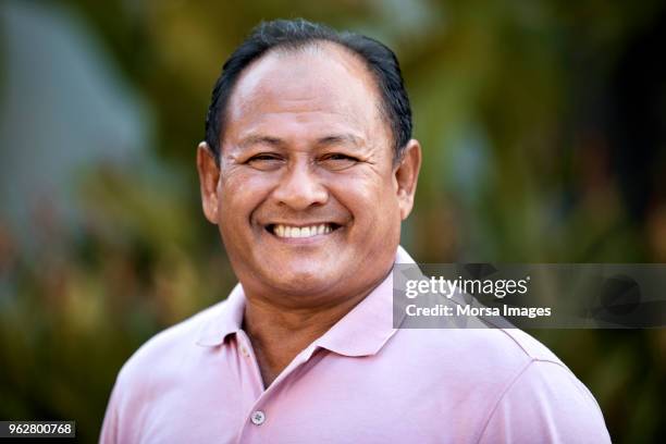 retrato de confianza hombre senior sonriendo en patio - receding hairline fotografías e imágenes de stock