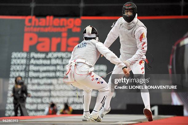 China's Sheng Lei competes against Korea's Youg Kwon during the men's International Paris' Challenge individual Epee competition on January 30, 2010....