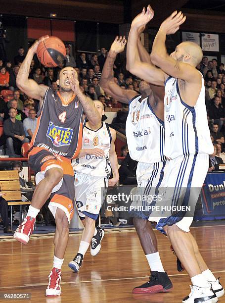 Le Mans' forward Zack Wright fight for the ball despite Gravelines defense, on January 30, 2010 in Gravelines, during the basketball Pro A match...