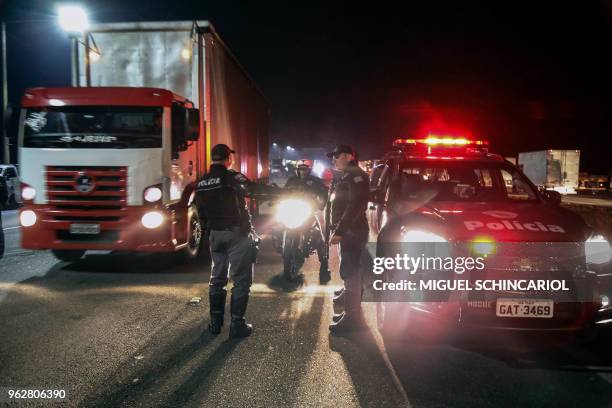 Members of the Brazilian Military Police and Sao Paulo's traffic police carry out an operation to clear blocked "Rodoanel Mrio Covas" road, in the...
